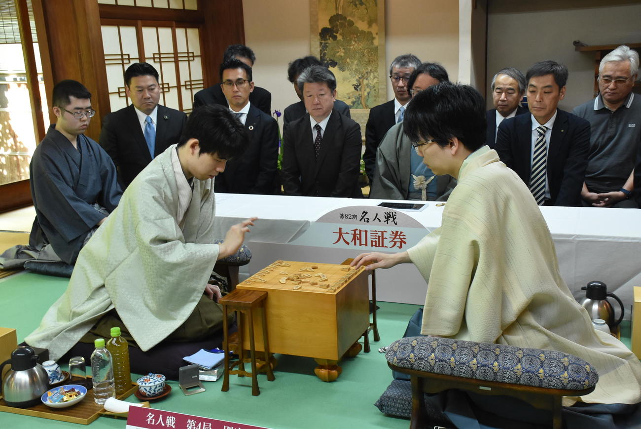 名人戦7番勝負第4局に臨んだ藤井聡太名人（左）豊島将之九段（日本将棋連盟提供）