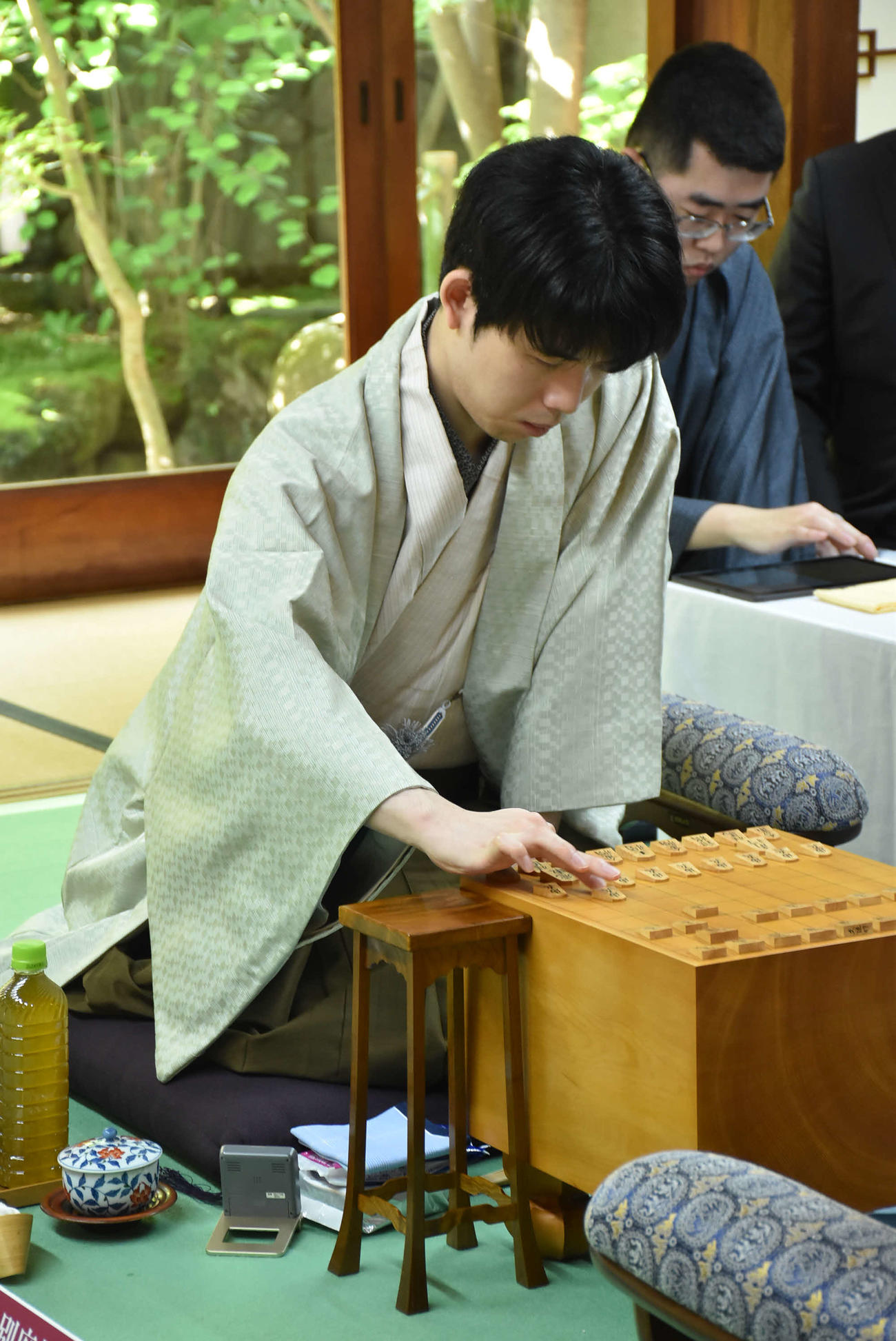 名人戦7番勝負第4局に臨んだ藤井聡太名人（日本将棋連盟提供）
