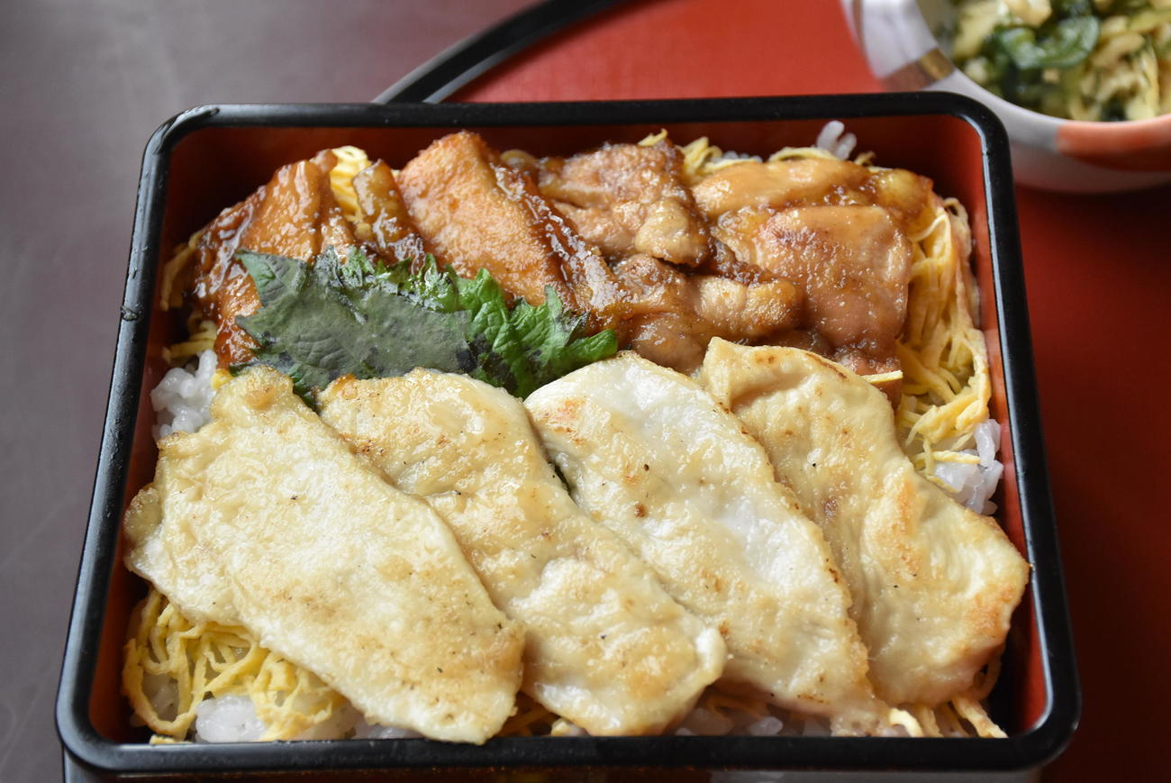 藤井聡太名人が昼食に注文した「おおいた冠地どりのかさな重」（日本将棋連盟提供）