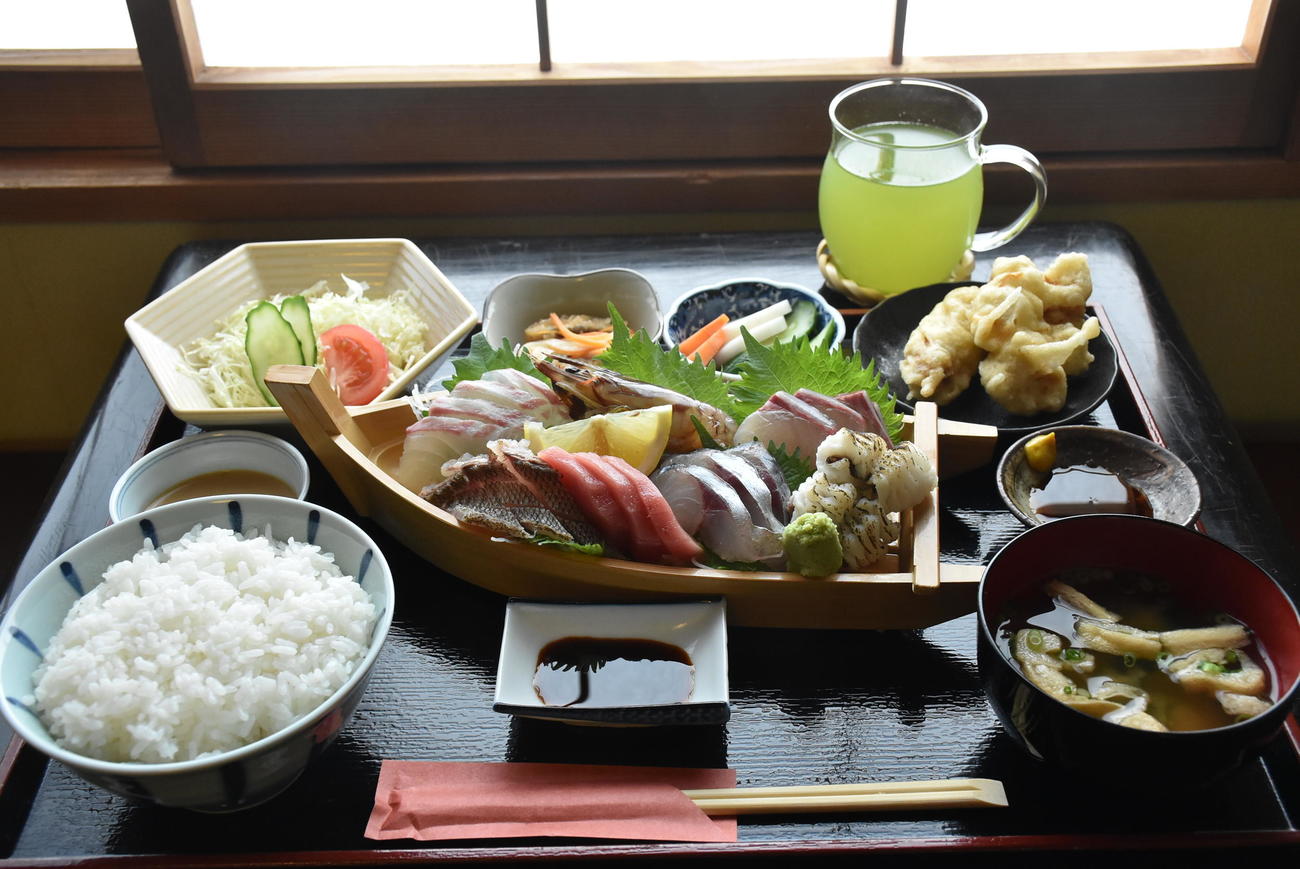 豊島将之九段が昼食に注文した「舟盛定食」（日本将棋連盟提供）