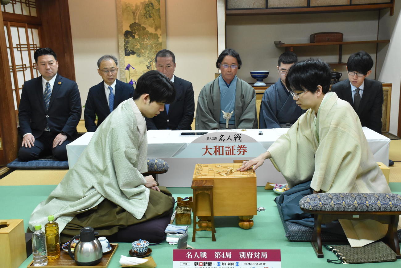 名人戦7番勝負2日目に臨んだ藤井聡太名人（左）と豊島将之九段（日本将棋連盟提供）