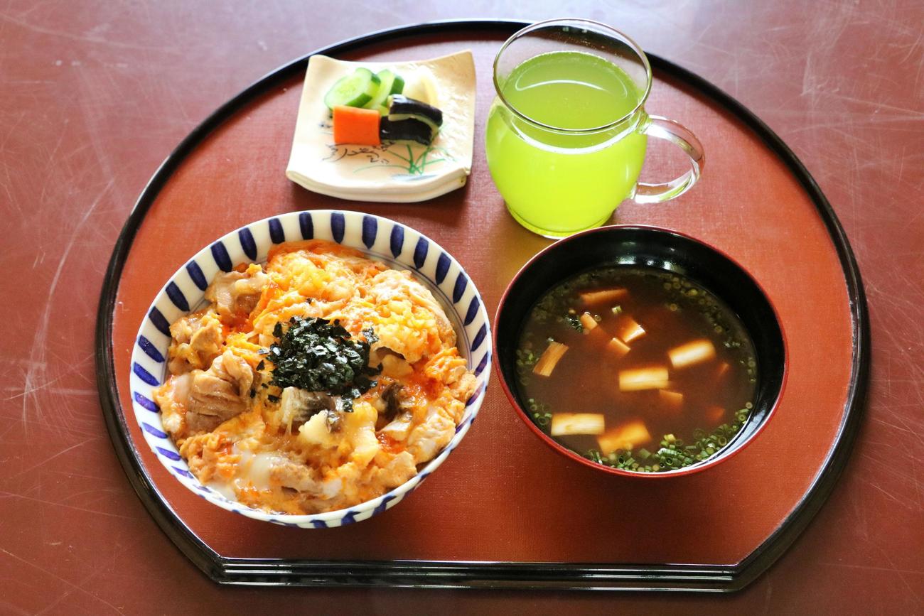 豊島将之九段の昼食「冠はものうまみ丼と根芋の赤だし」（日本将棋連盟提供）
