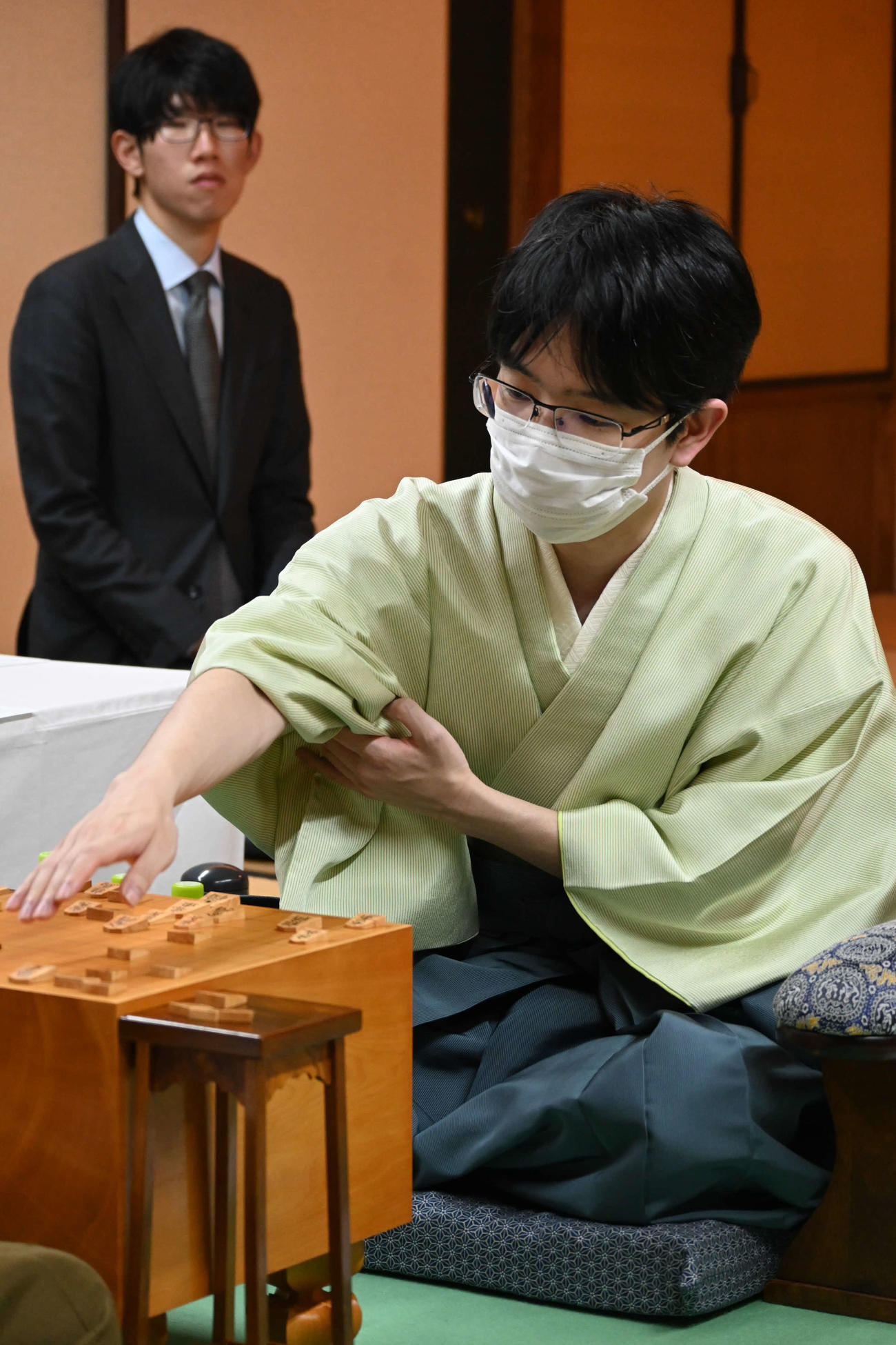 終局後、感想戦を行う豊島将之九段（撮影・松浦隆司）