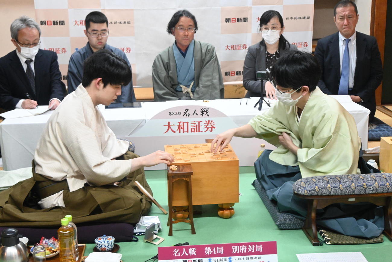 終局後、感想戦を行う豊島将之九段（右）藤井聡太名人（撮影・松浦隆司）