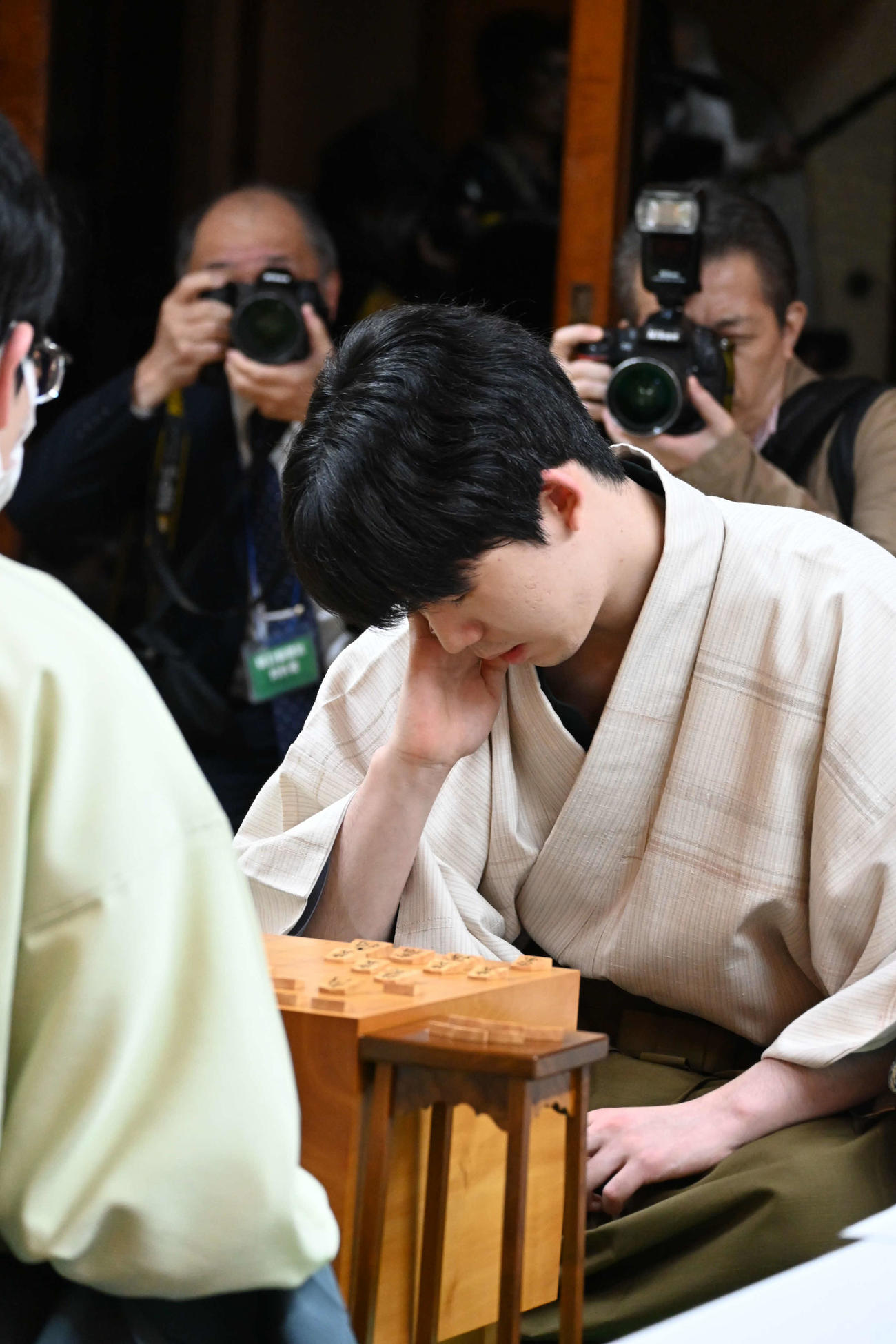終局後、感想戦を行う藤井聡太名人（撮影・松浦隆司）