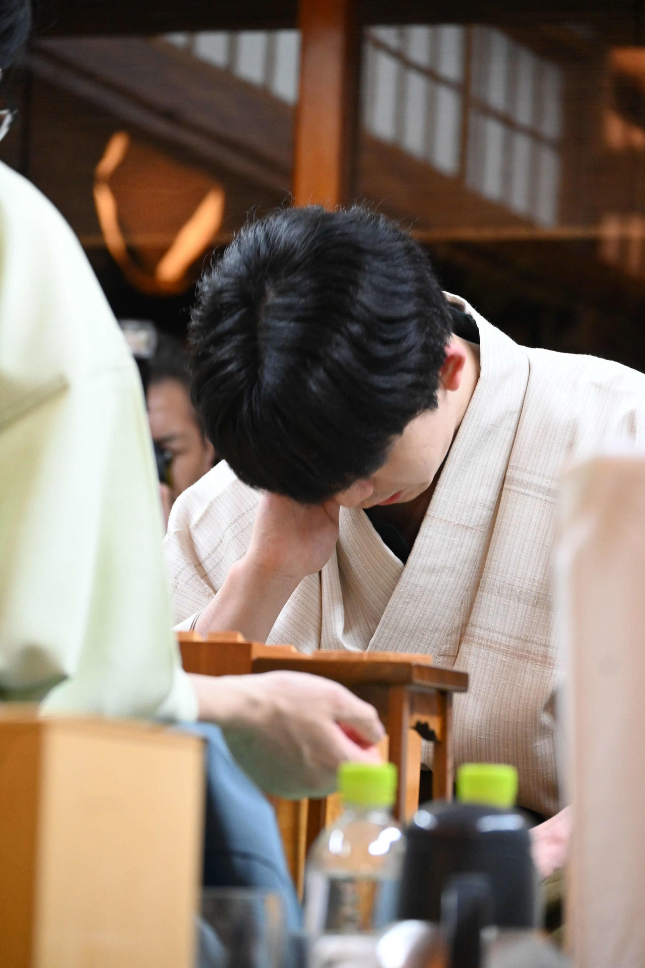 終局後、感想戦を行う藤井聡太名人（撮影・松浦隆司）