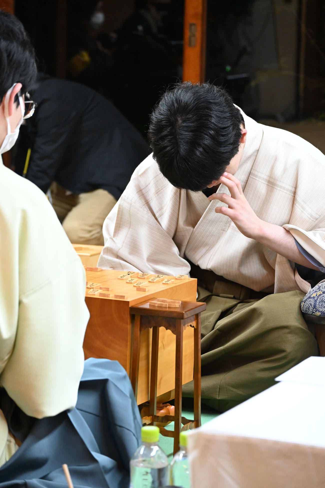 終局後、感想戦を行う藤井聡太名人（撮影・松浦隆司）
