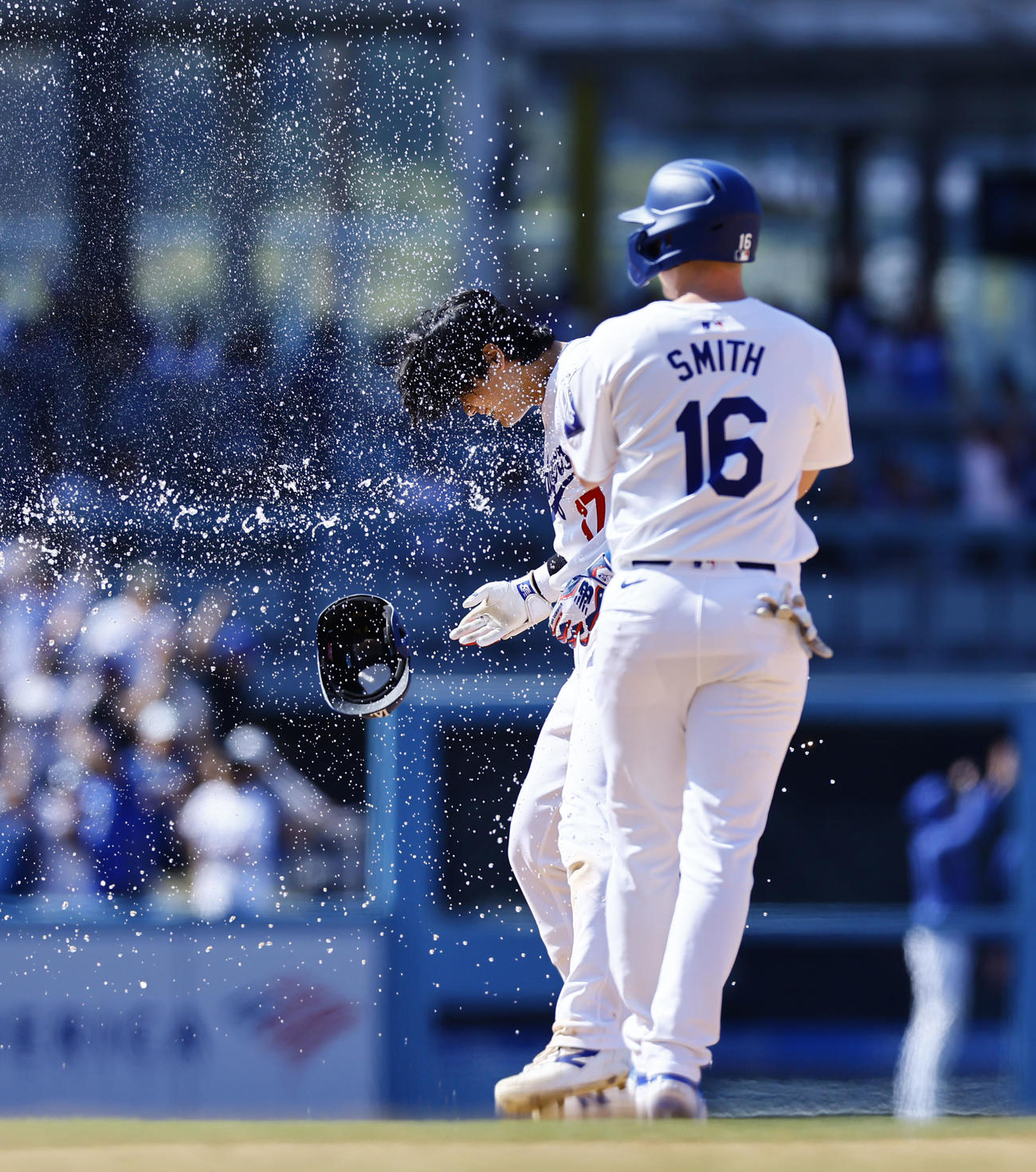 ドジャース対レッズ　10回裏ドジャース2死一、二塁、サヨナラ打を放ち、水をかけられ祝福される大谷（撮影・藤尾明華）