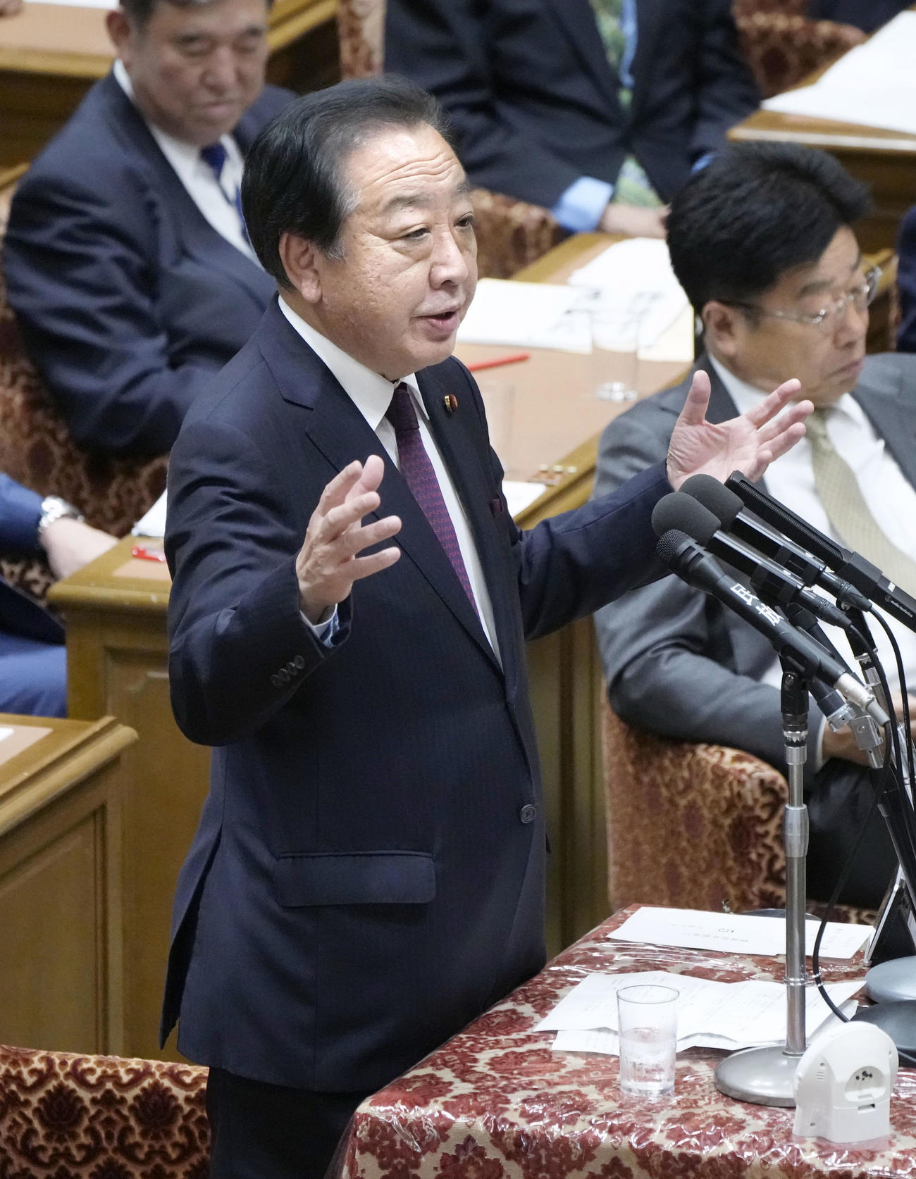 衆院予算委の集中審議で質問する立憲民主党の野田元首相（共同）