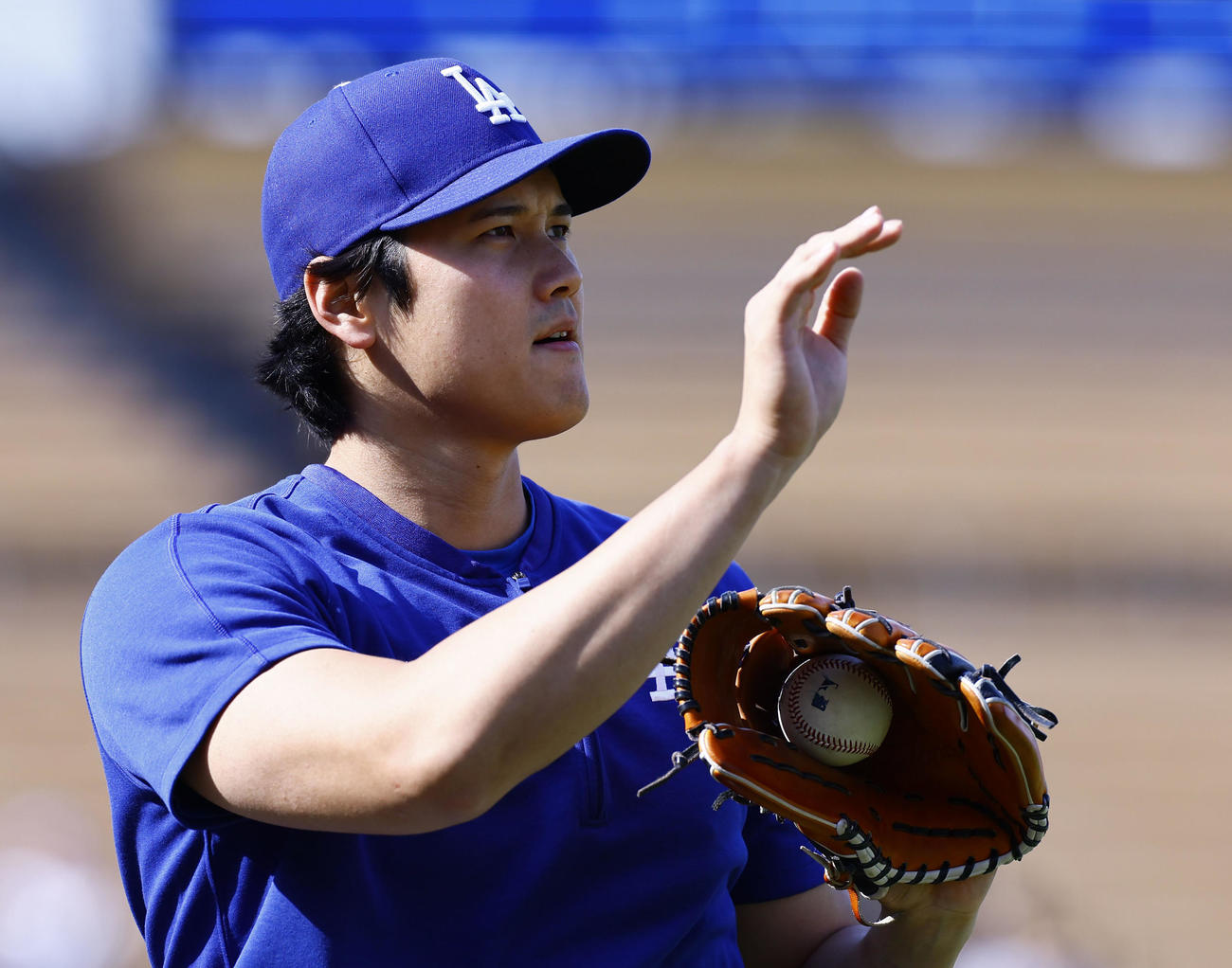 キャッチボールの合間にイメージするドジャース大谷（撮影・藤尾明華）