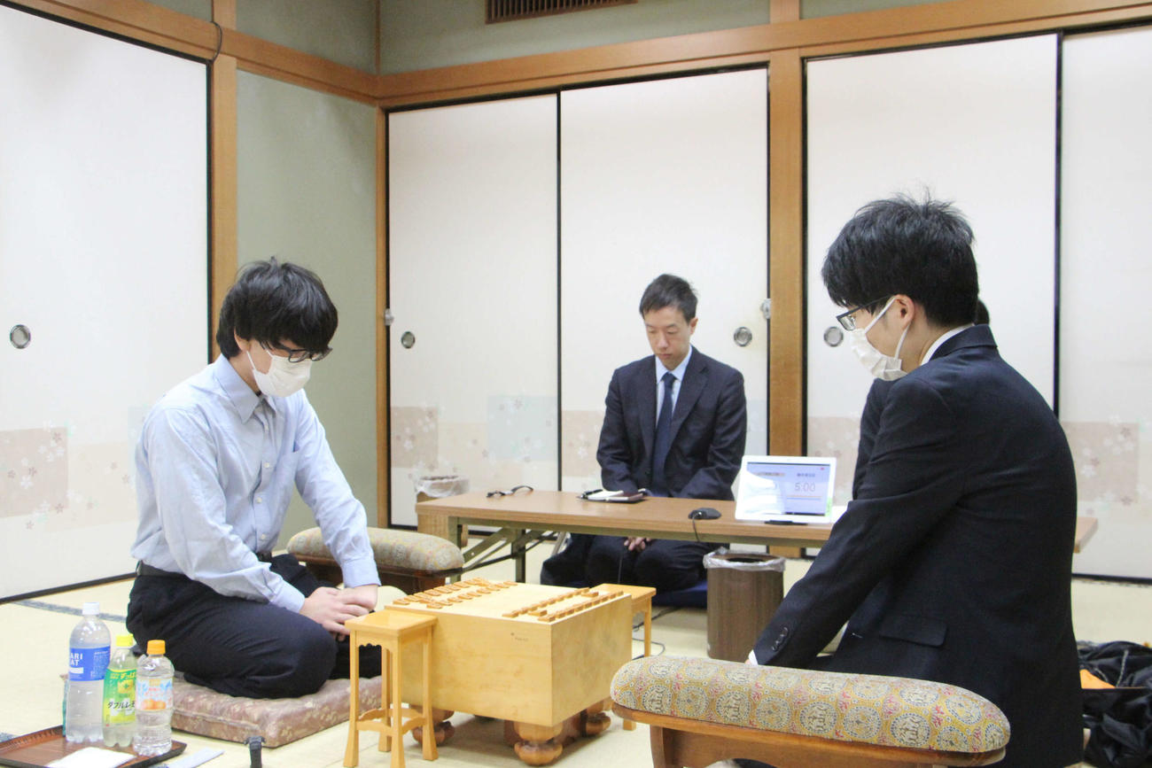 竜王戦6組決勝に臨んだ山下数毅三段（左）藤本渚五段（日本将棋連盟提供）