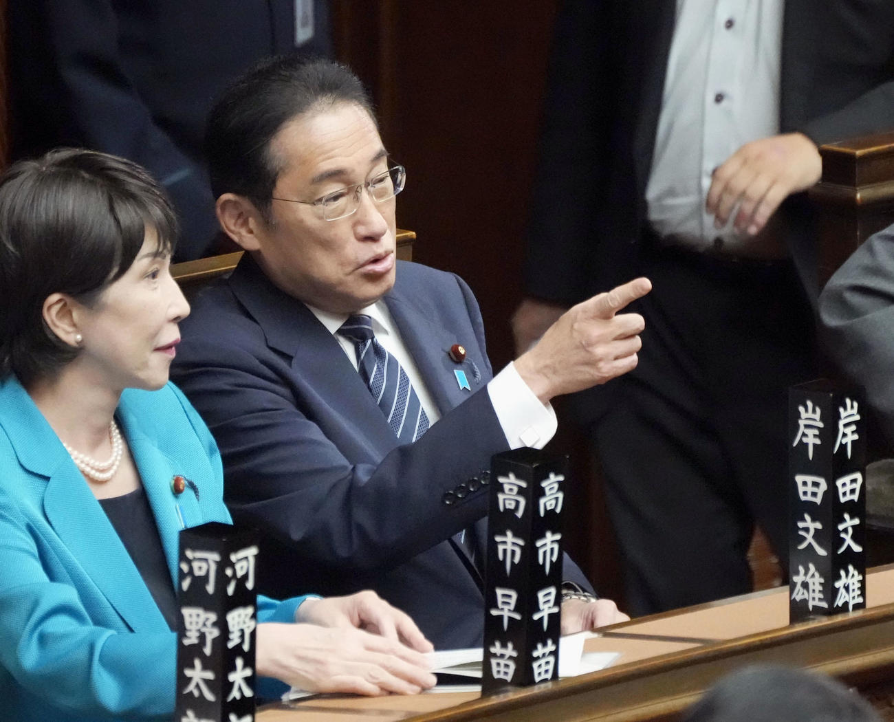 衆院本会議に出席した岸田首相（右）（共同）