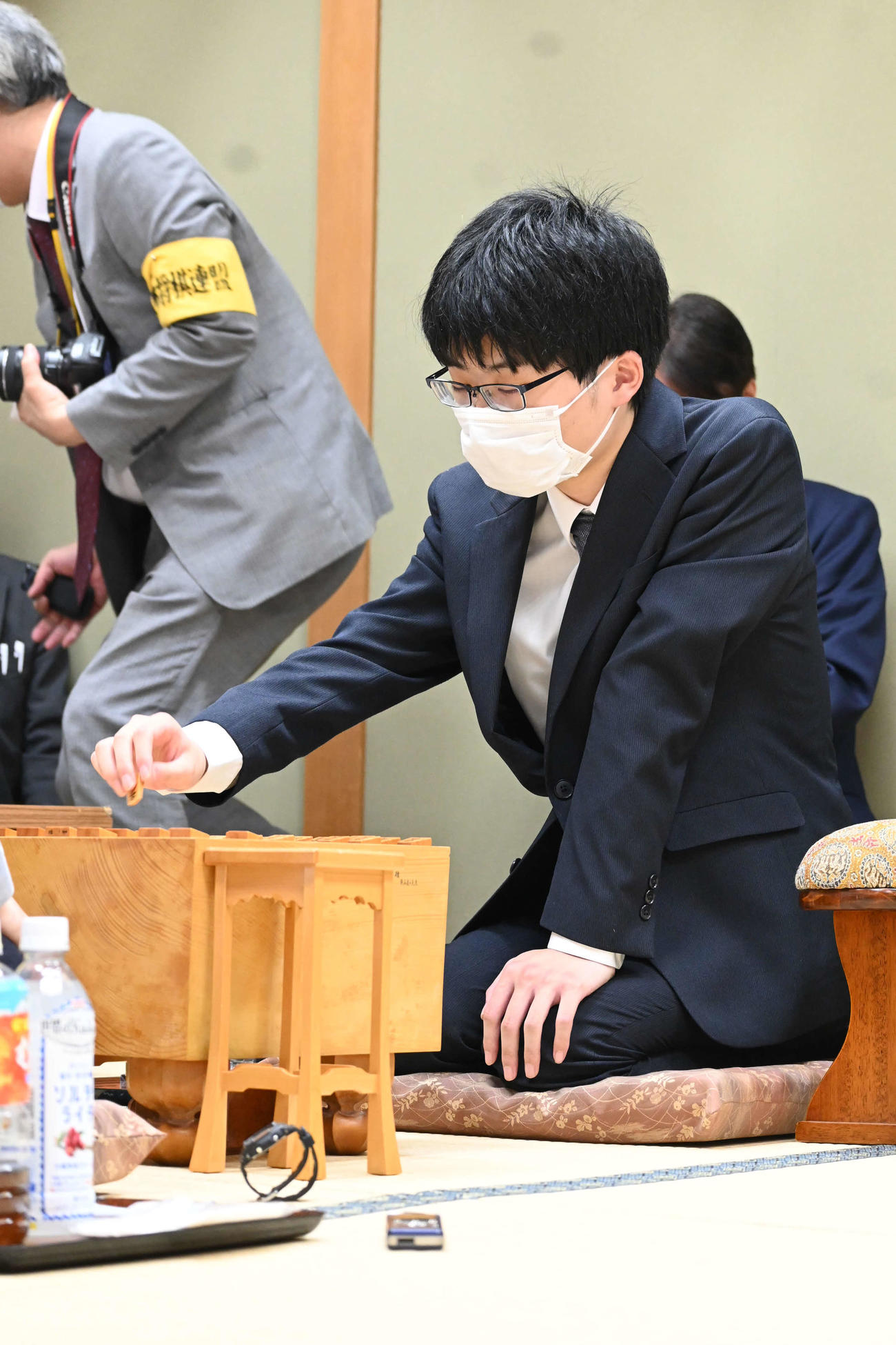 竜王戦6組決勝を終え、感想戦を行う藤本渚五段（撮影・松浦隆司）
