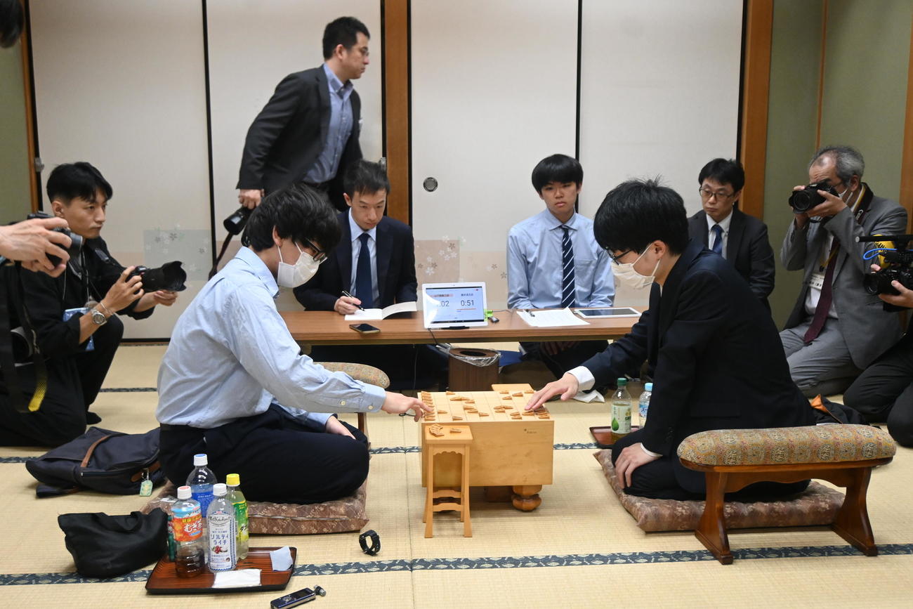 竜王戦6組決勝を終え、感想戦を行う山下数毅三段（左）藤本渚五段（撮影・松浦隆司）