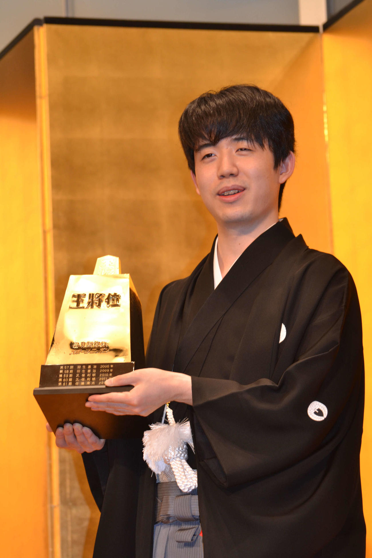 王将盾を手にする藤井聡太王将