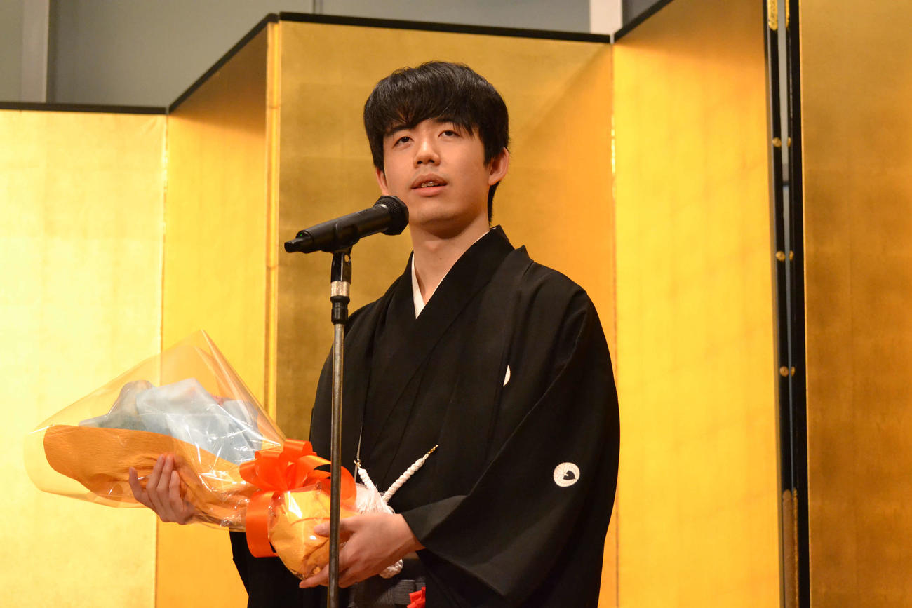花束を手に謝辞を述べる藤井聡太王将