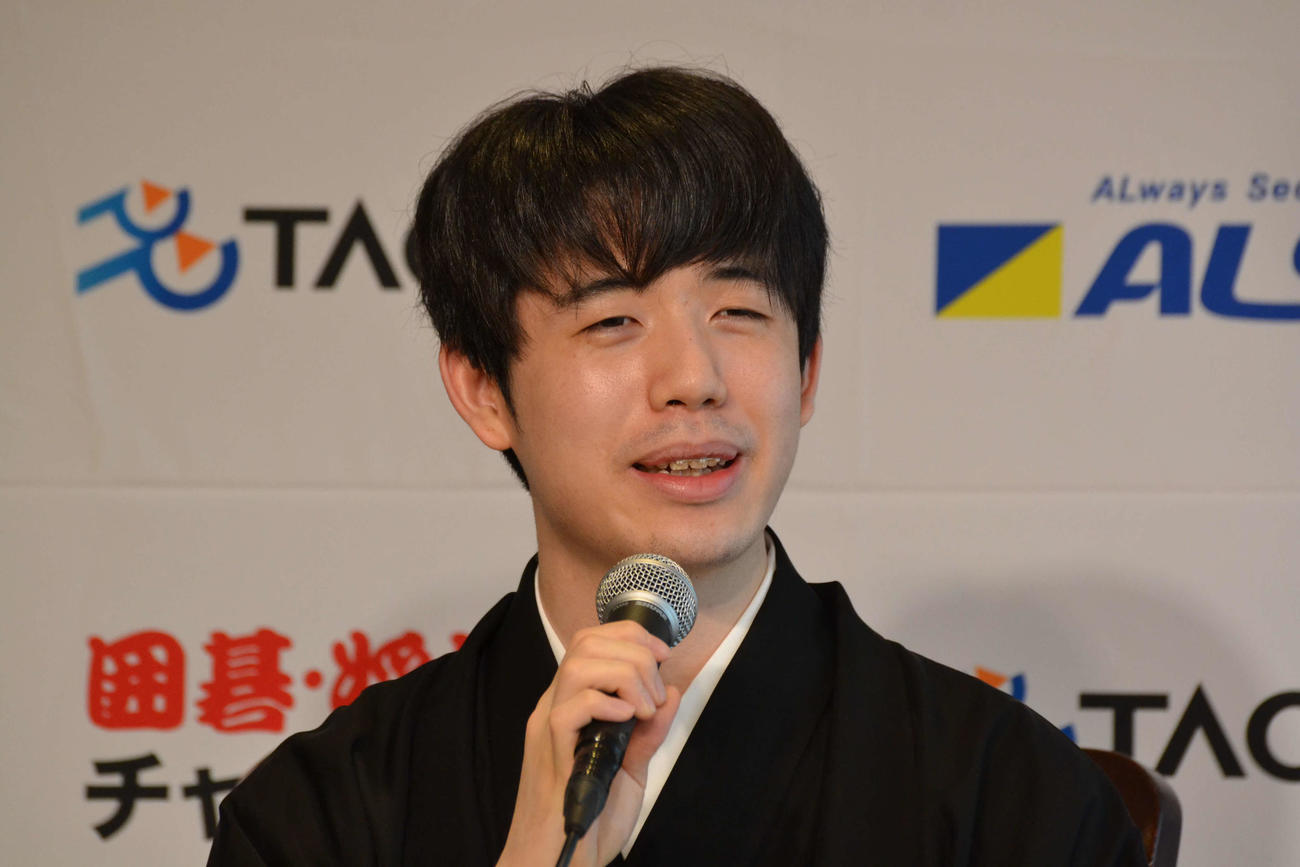 就位式後に共同会見に応じる藤井聡太叡王