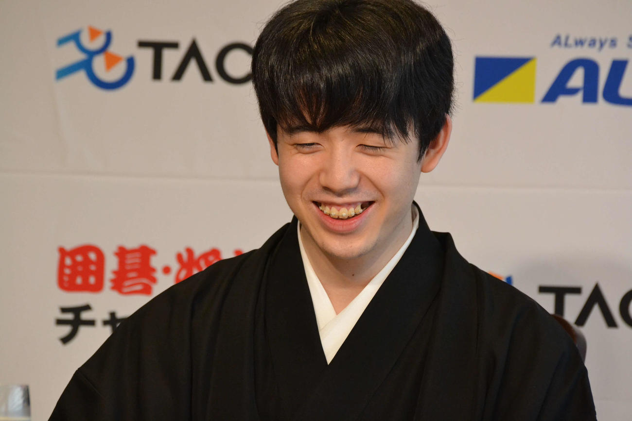 就位式後の共同会見で笑顔も見せた藤井聡太叡王