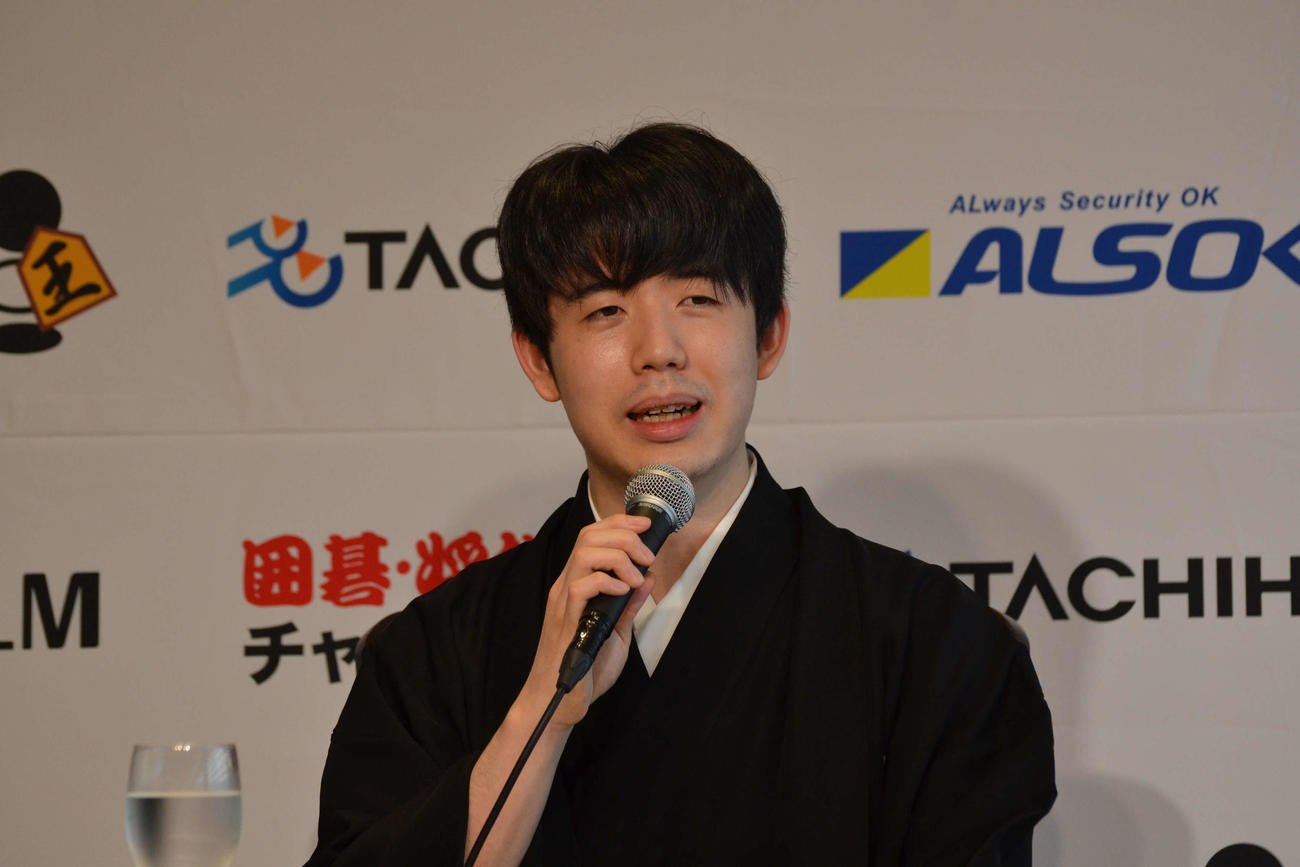 就位式後に共同会見に応じる藤井聡太叡王