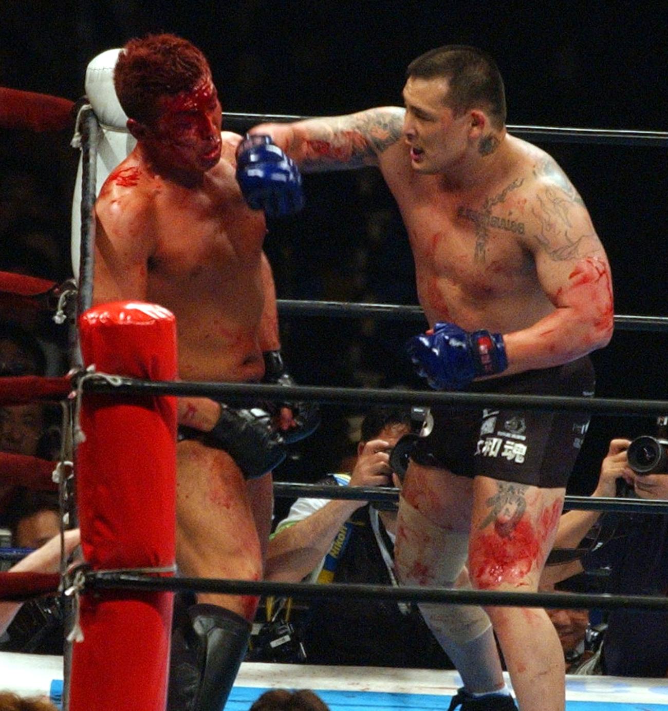 新日本東京ドーム大会　大流血の村上和成（左）に、強烈な右ストレートを見舞うエンセン井上（2003年5月2日撮影）