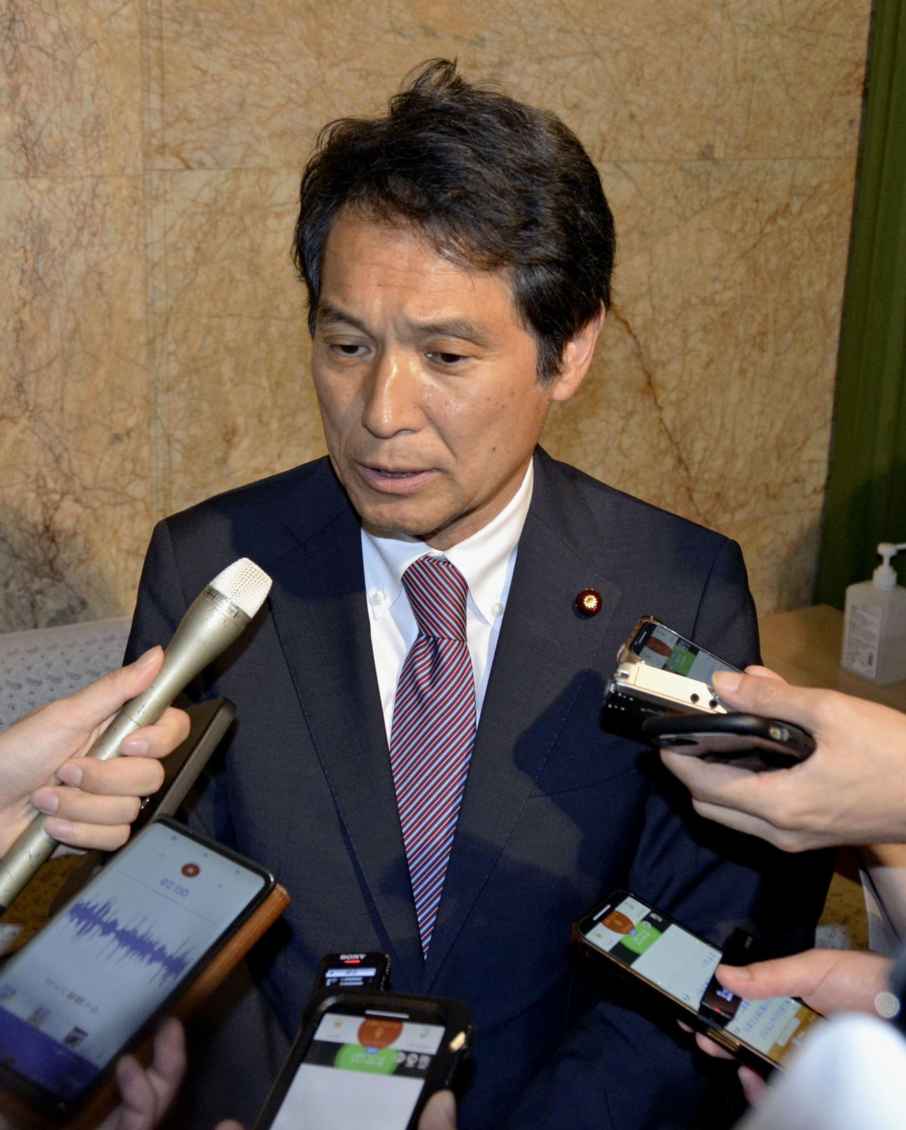 記者団の取材に応じる立憲民主党の大串選対委員長（共同）