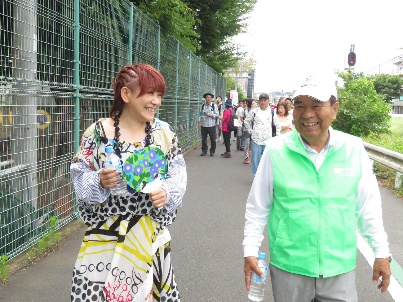 新井重治飯能市長（右）とウオーキングを楽しむ松本梨香