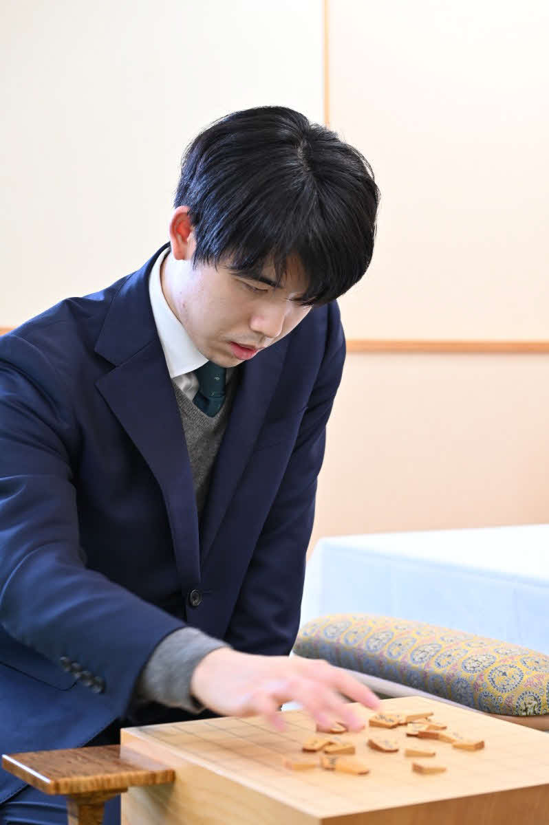 名人戦第5局の対局場となるホテルオホーツクパレスで前日検分を行う藤井名人（日本将棋連盟提供）