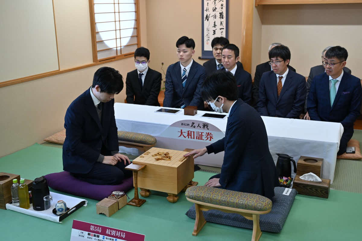 名人戦第5局の対局場となるホテルオホーツクパレスで前日検分を行う藤井名人（左）と豊島九段（日本将棋連盟提供）