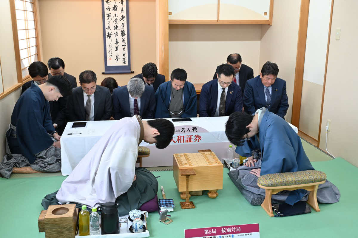 北海道紋別市での名人戦第5局は藤井聡太名人（左）の先手で対局開始（右は後手の豊島将之九段、日本将棋連盟提供）