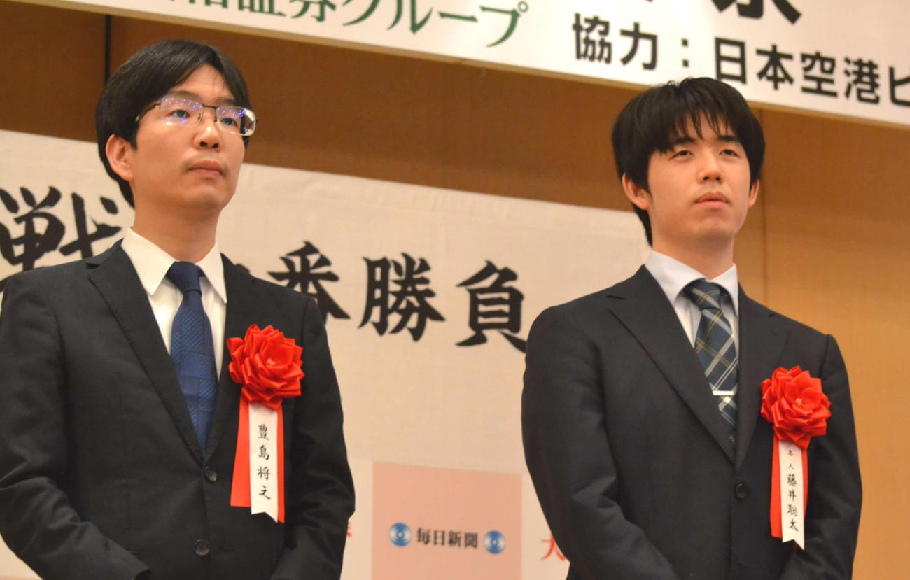 豊島将之九段（左）と藤井聡太名人（2024年5月7日撮影）