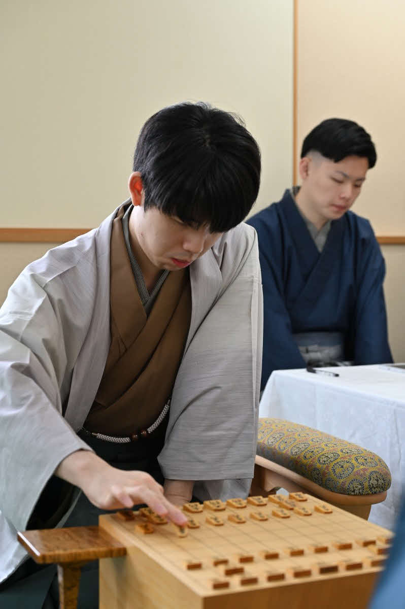 初防衛に向けて初手を指す藤井聡太名人（日本将棋連盟提供）