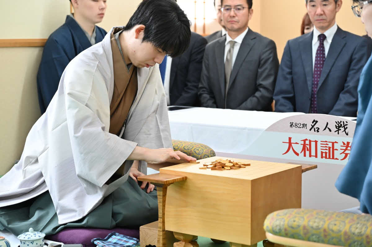 初防衛に向けて駒を並べ始める藤井聡太名人（日本将棋連盟提供）