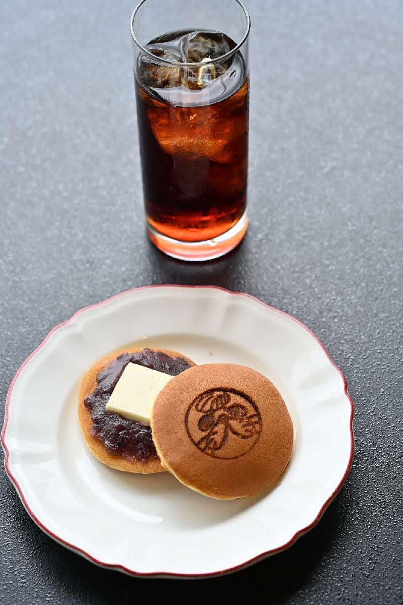 両対局者の初日午前のおやつは「紋太くん塩バターどら焼き」（藤井聡太名人はアイスティー付き、日本将棋連盟提供）