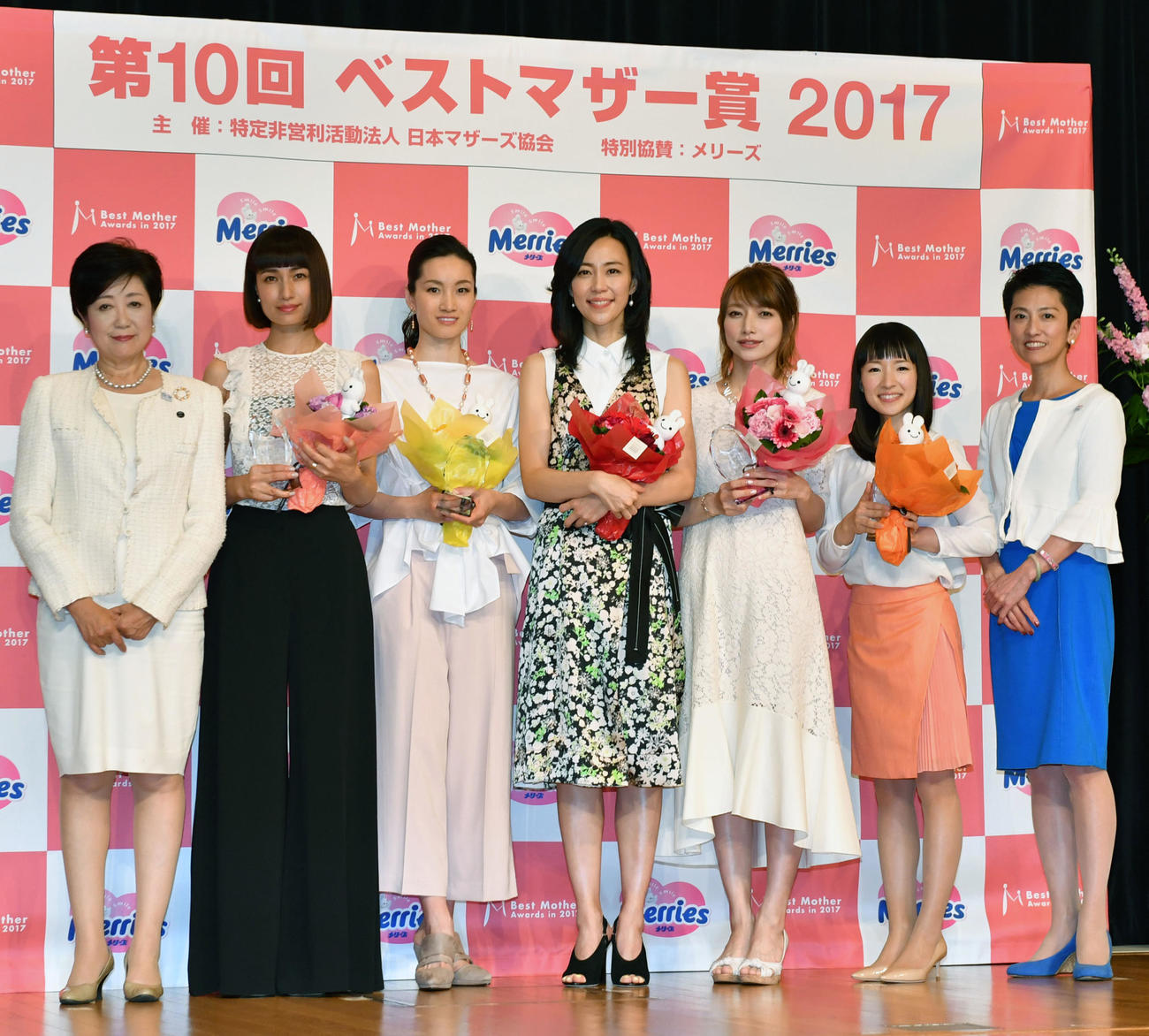 第10回ベストマザー賞2017。左端に小池百合子都知事。右端に蓮舫氏。そのほか左から、佐田真由美、荒川静香さん、木村佳乃、後藤真希、近藤麻理恵氏＝2017年5月10日