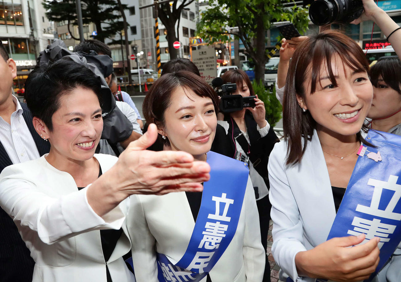 蓮舫副代表（左）の応援のもと支持を呼びかける市井紗耶香氏と塩村あやか氏＝2019年6月29日