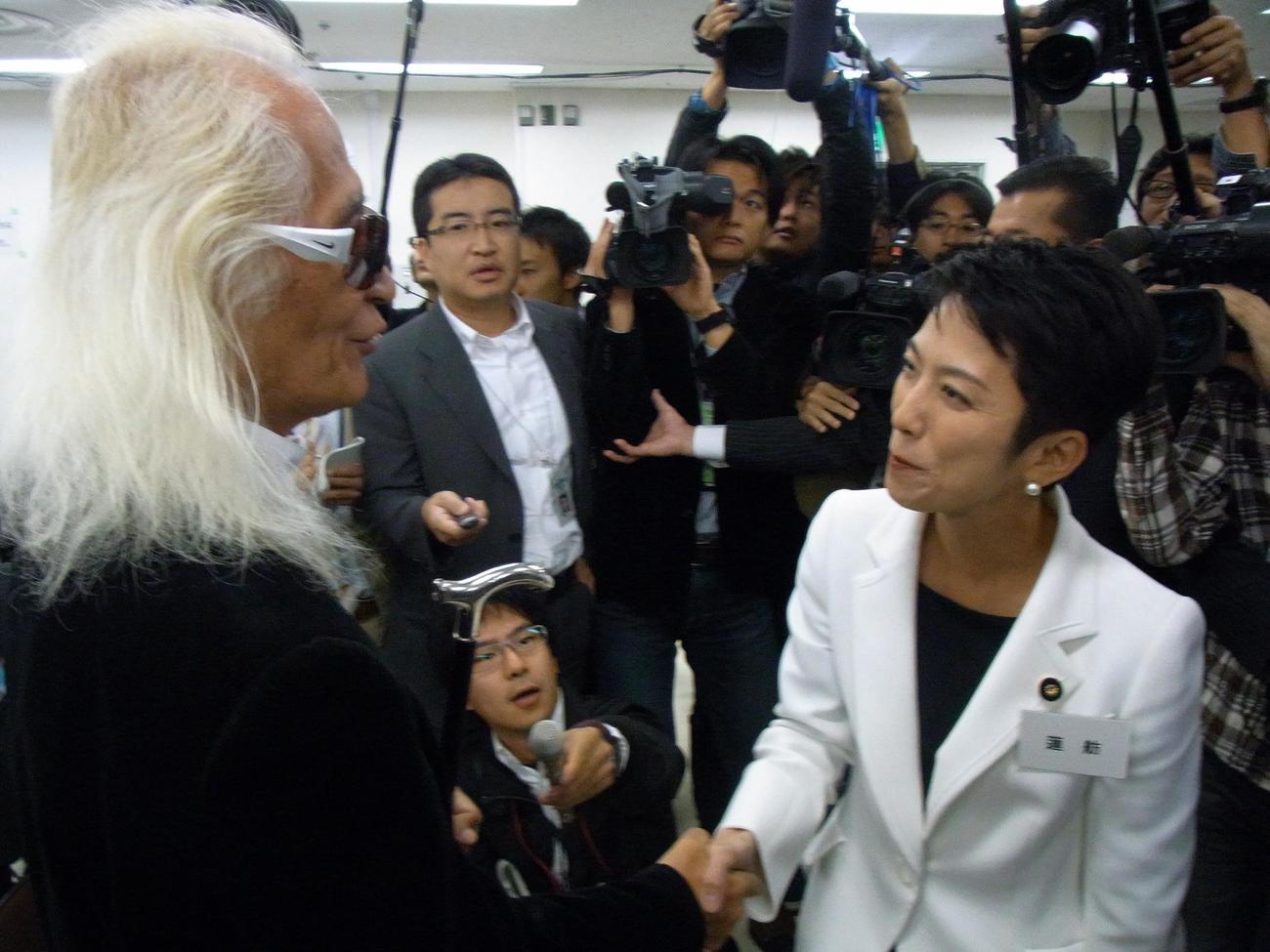 事業仕分けを傍聴した内田裕也さん（左）は蓮舫氏と握手＝2010年10月27日　第3回行政刷新会議事業仕分け