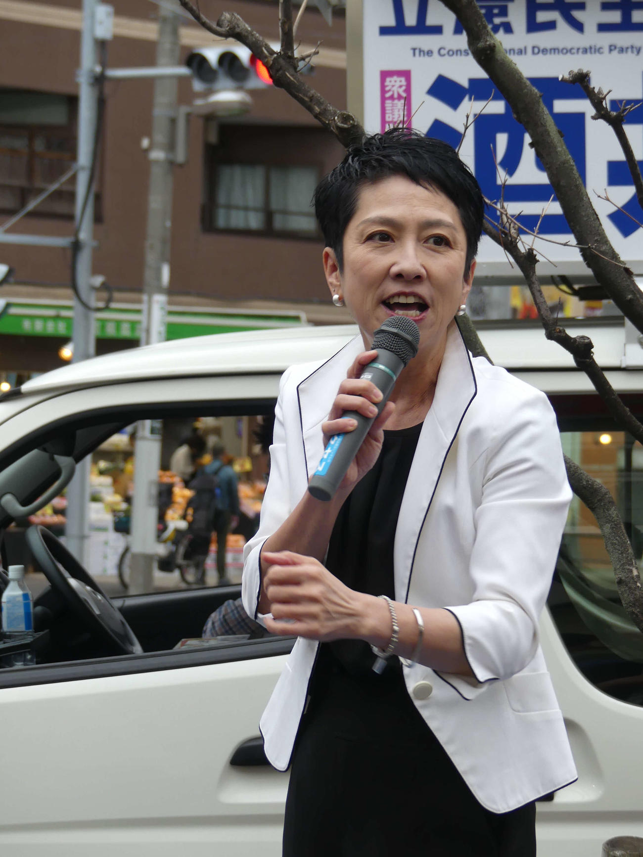 衆院東京15区補選の選挙戦最終日、立憲民主党の酒井菜摘氏の応援で支持を訴える蓮舫参院議員＝2024年4月27日