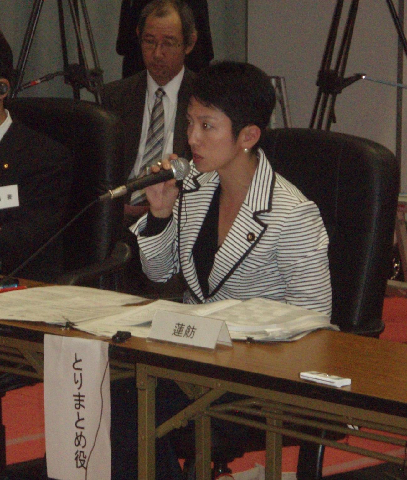 事業仕分け　文科省のスポーツ振興補助金について質問する仕分け人の蓮舫氏（２００９年11月25日）