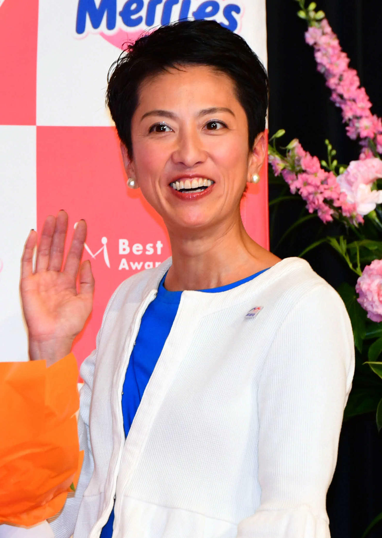 第10回ベストマザー賞2017で手を振る蓮舫議員＝2017年5月11日