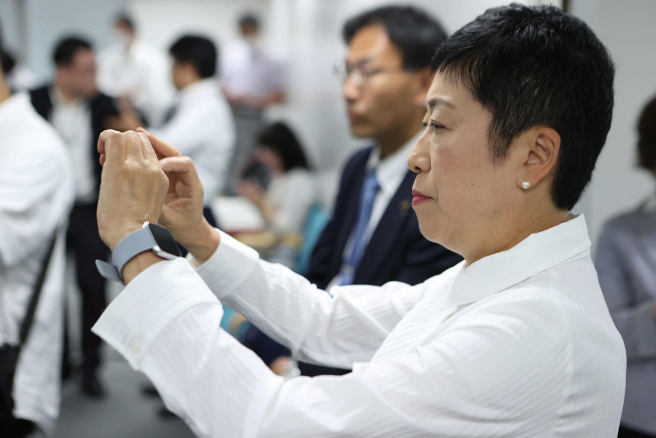 東京都知事選に出馬を表明した蓮舫氏の会見の様子を写メに納める辻元清美氏（撮影・水谷安孝）