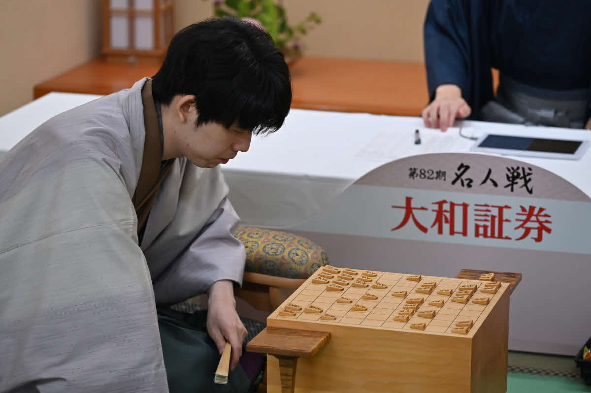 初防衛を目指す先手の藤井聡太名人（日本将棋連盟提供）