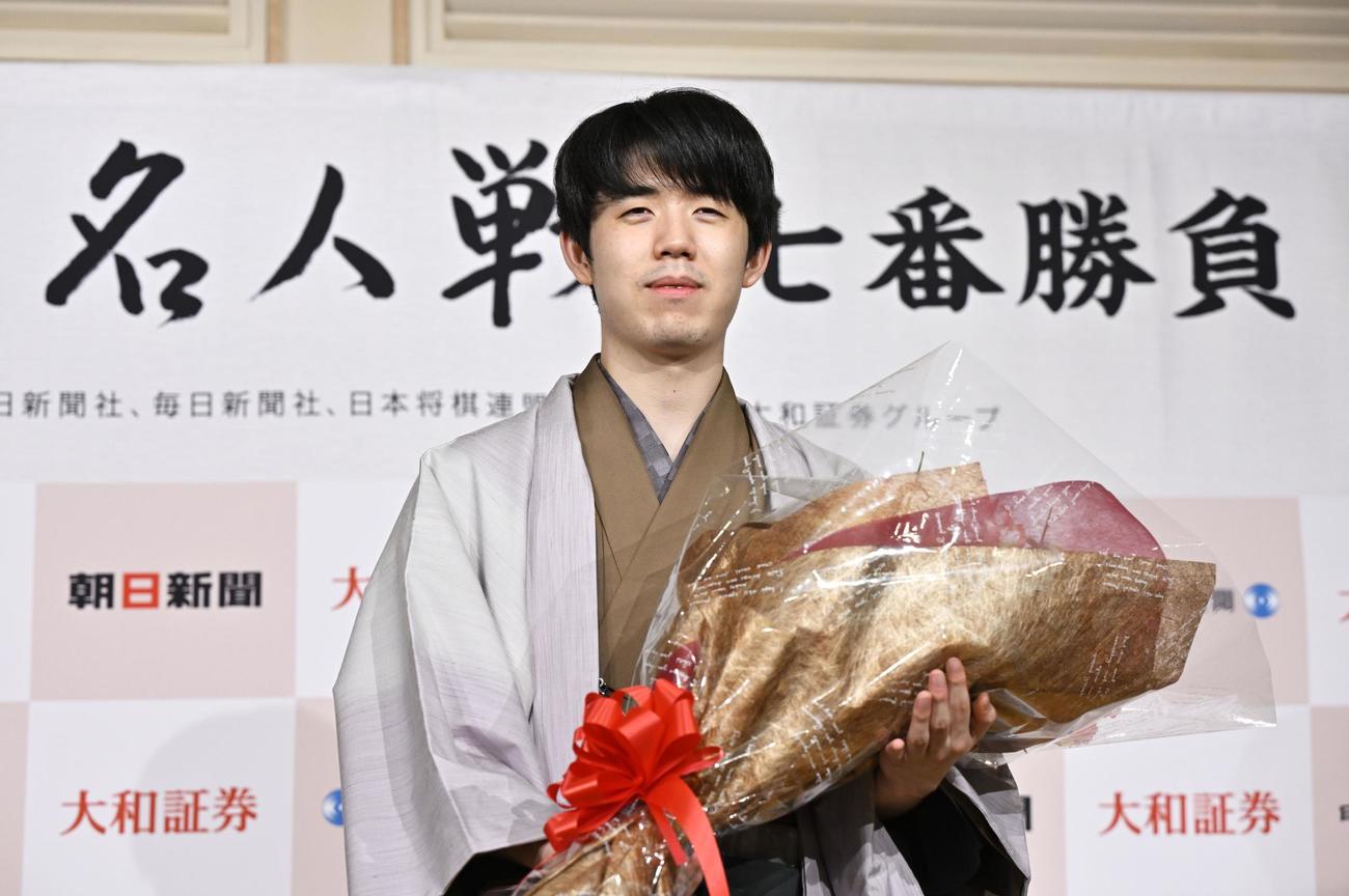 名人戦初防衛を果たし、花束を手にする藤井聡太名人（共同）
