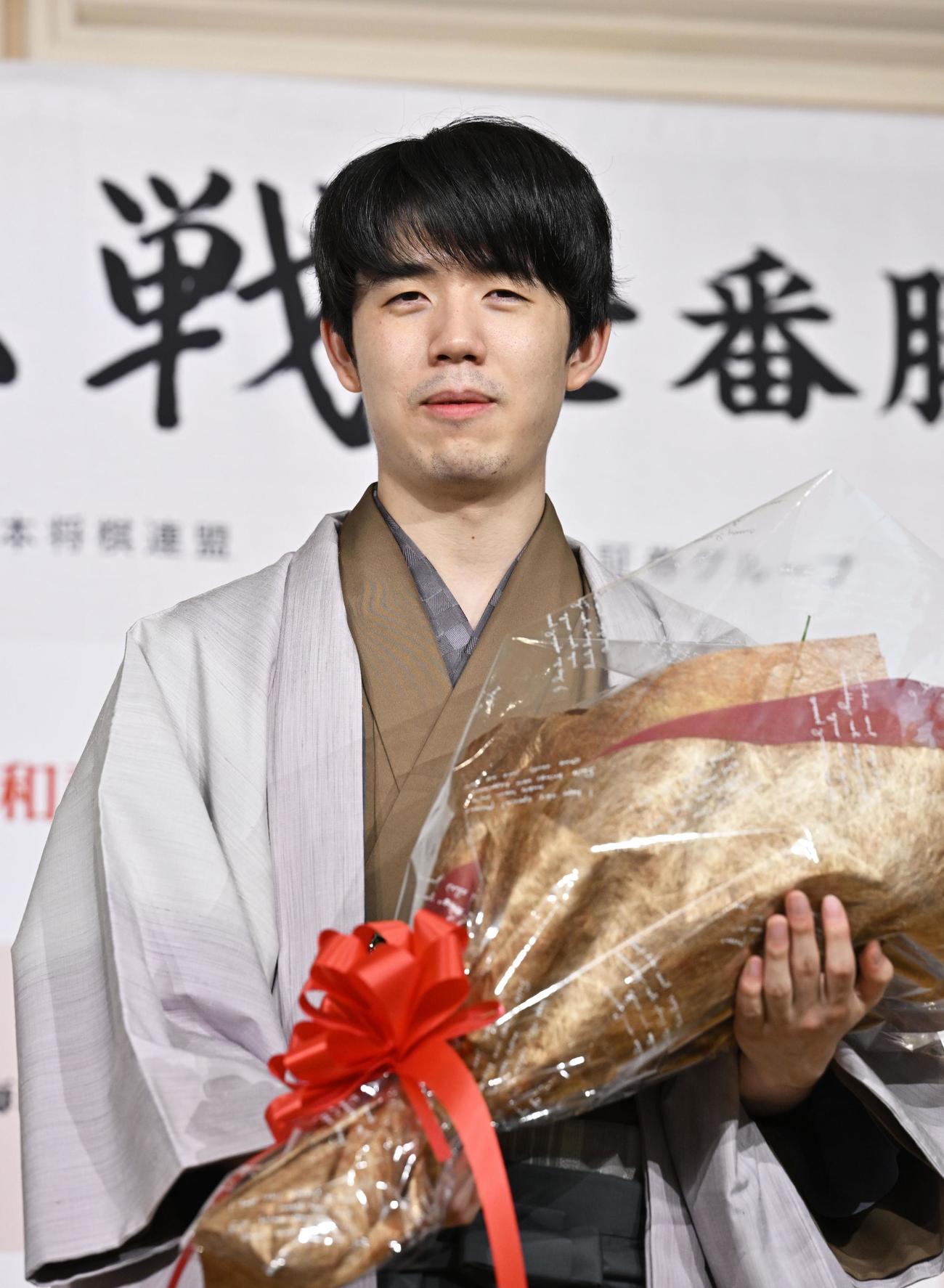 名人戦初防衛を果たし、花束を手にする藤井聡太名人（共同）