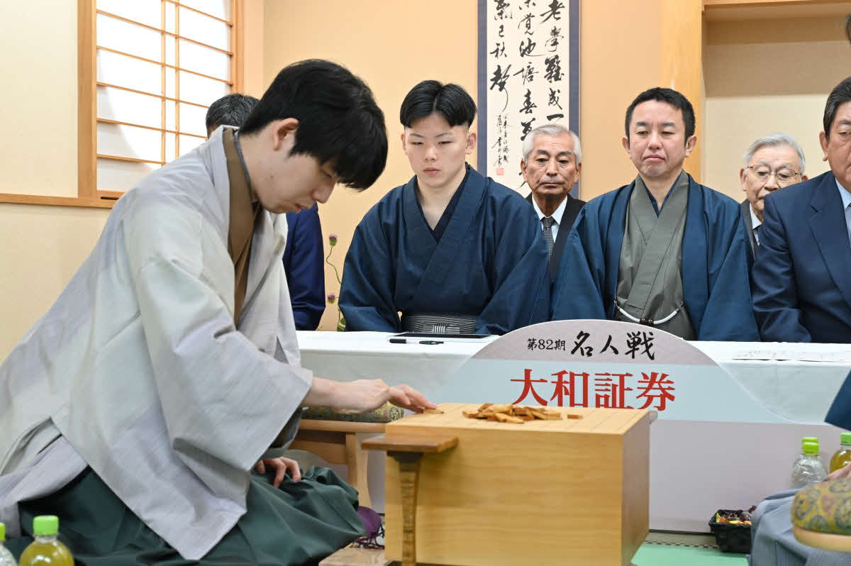 初防衛を目指す先手の藤井聡太名人（日本将棋連盟提供）