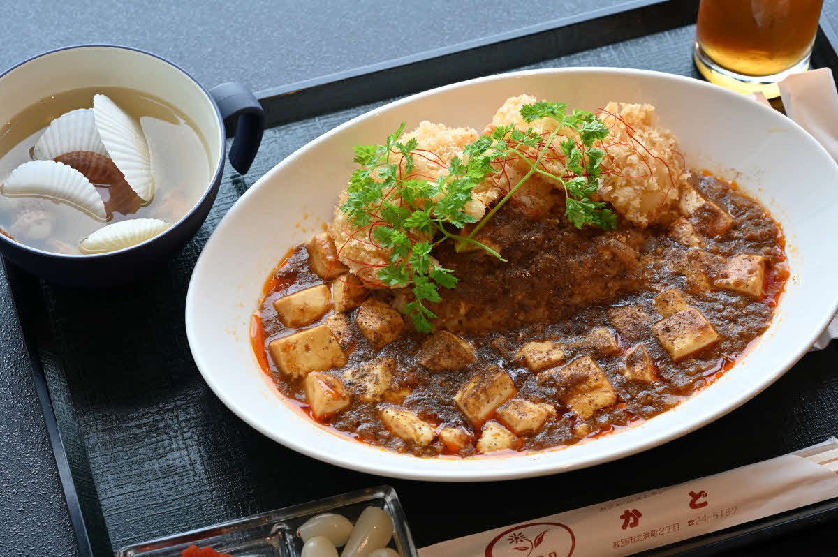 藤井聡太名人の2日目のランチは「勝負師のホタテカレー麻婆豆腐丼」と「ウーロン茶」（日本将棋連盟提供）
