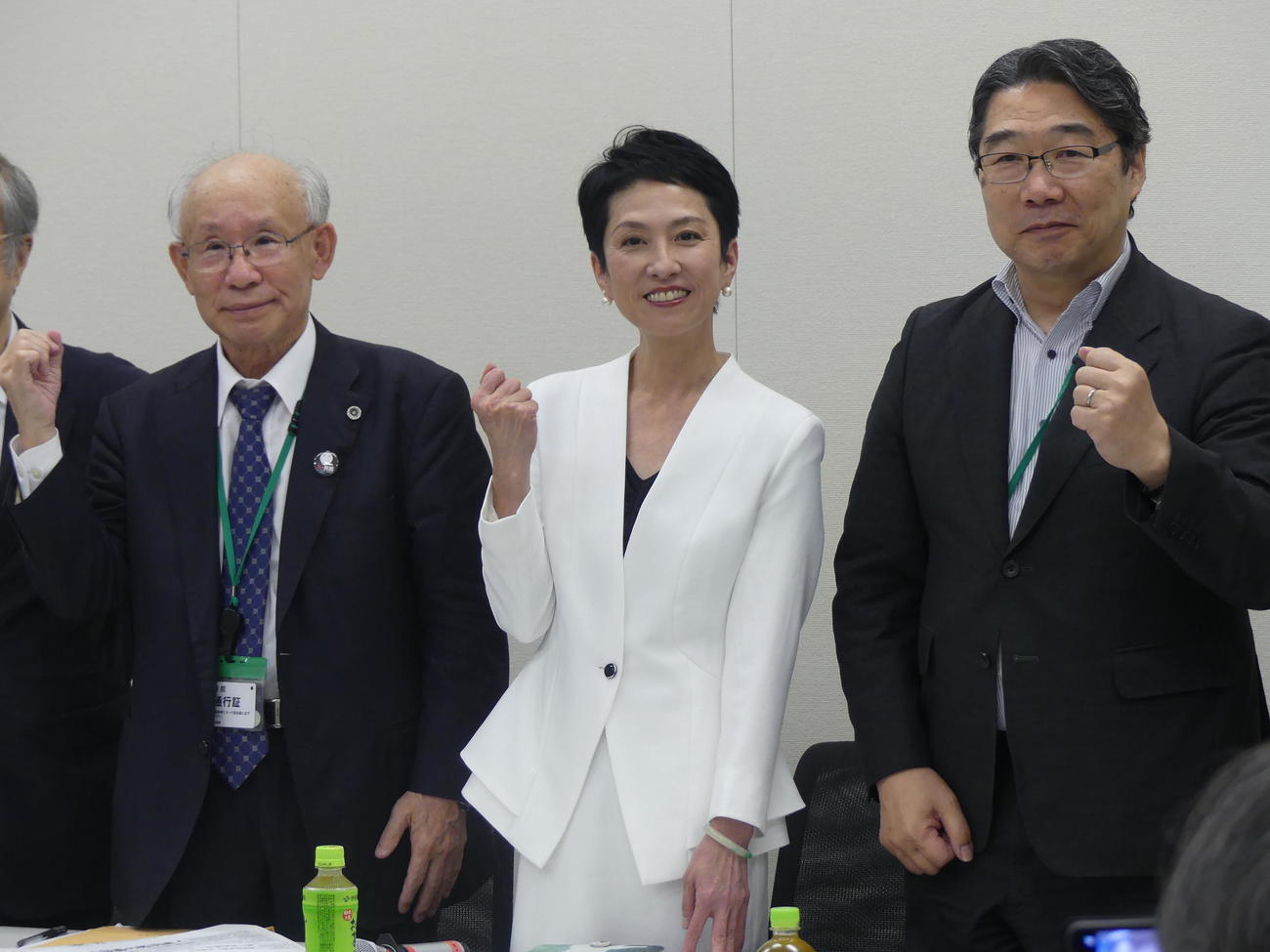 立憲など野党の都知事選候補者選定委員会に出席し、支援を呼びかけガッツポーズをみせた蓮舫参院議員’（撮影・中山知子）