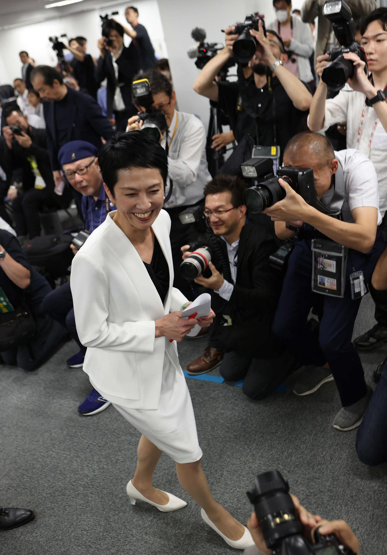 東京都知事選出馬を表明し会見場をあとにする蓮舫氏（撮影・水谷安孝）