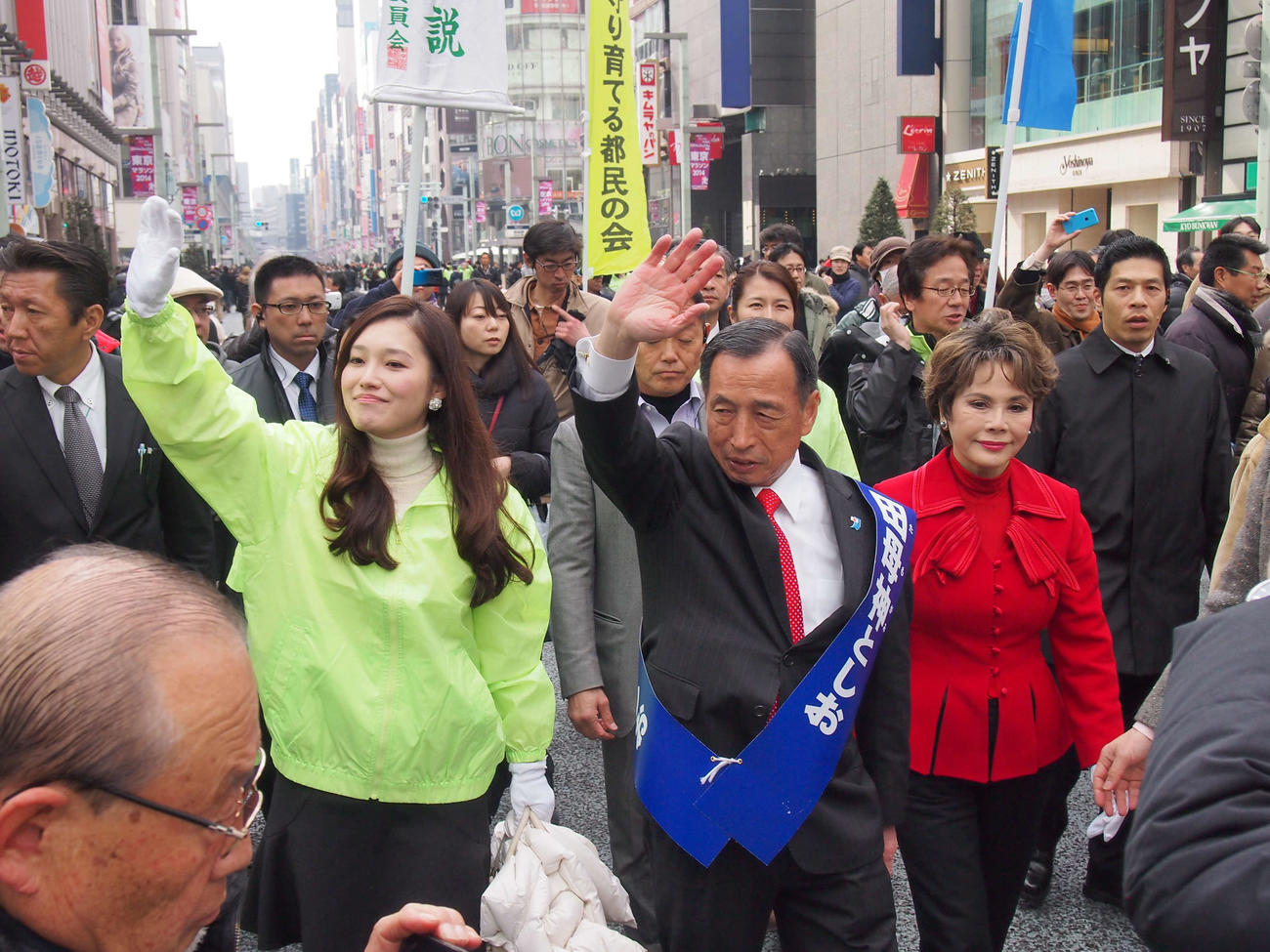 1東京都知事選に出馬した田母神氏（中央）はデヴィ夫人（中央右）らと銀座の歩行者天国を歩く＝2014年2月2日