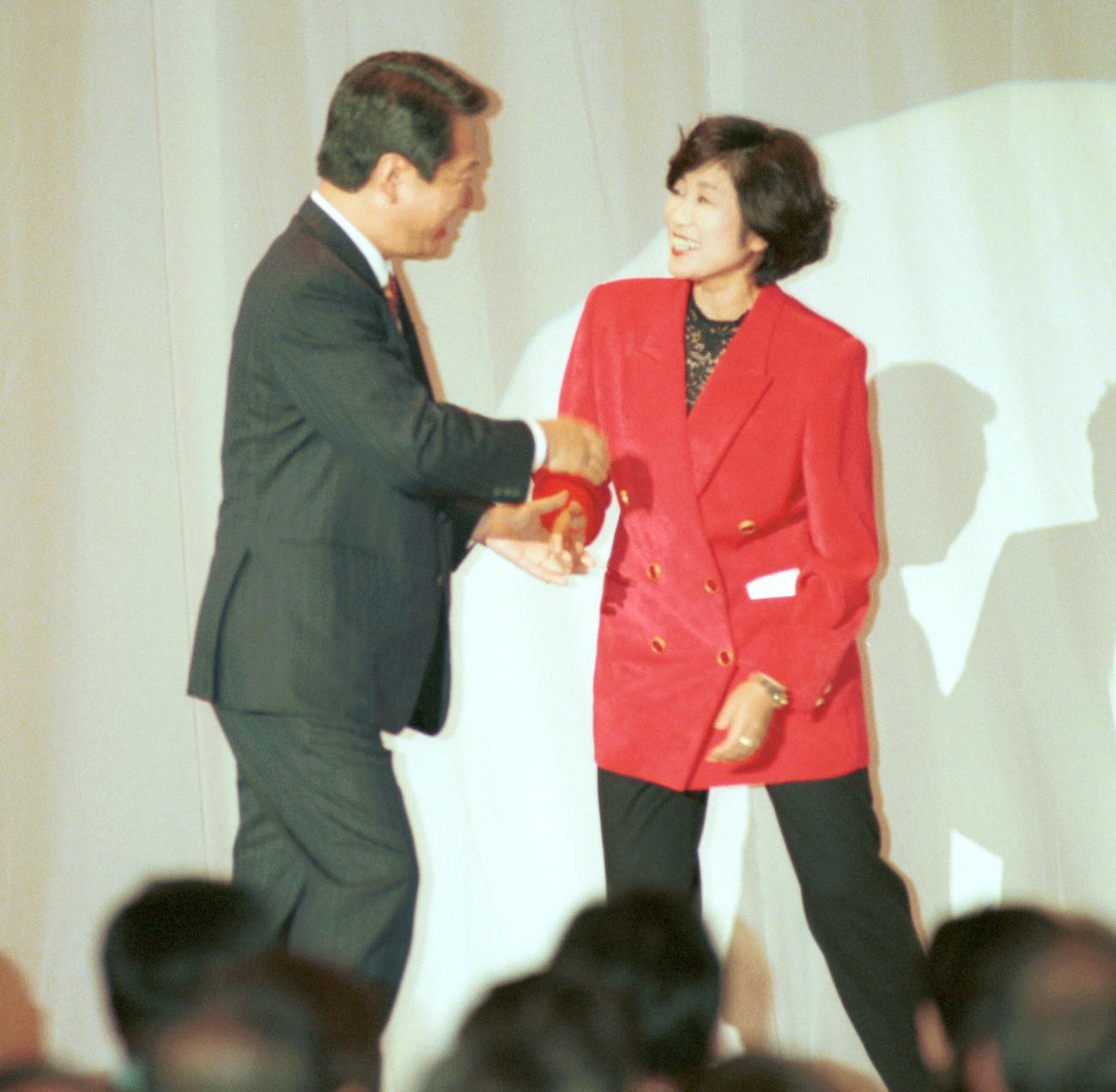 衆議院選挙で新進党から立候補する小池百合子氏を激励に訪れた小沢一郎党首（1996年10月4日、宝塚ホテル）