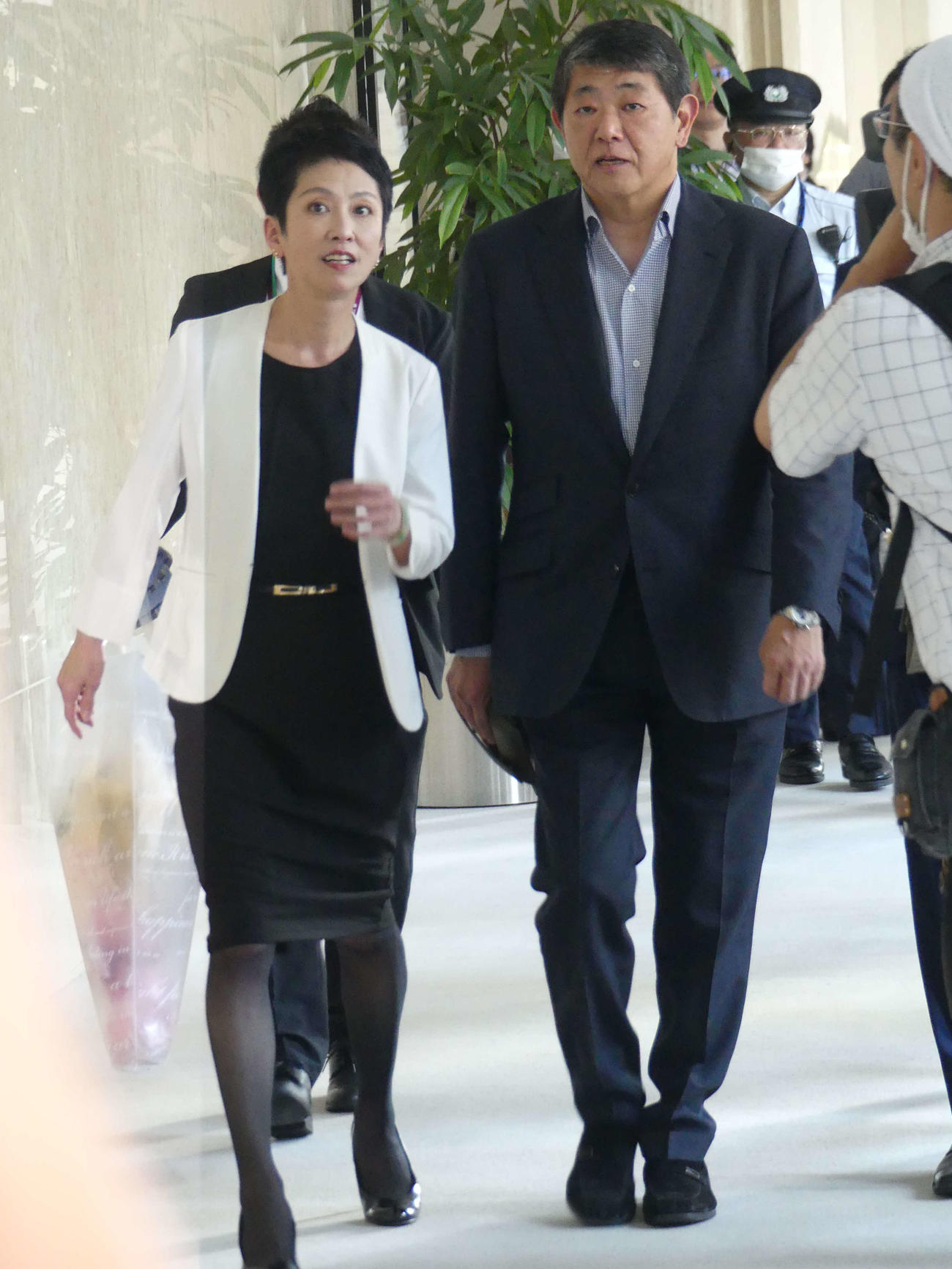東京都議会の各会派にあいさつ回りに訪れた立憲民主党の蓮舫参院議員。右は手塚仁雄衆院議員（撮影・中山知子）